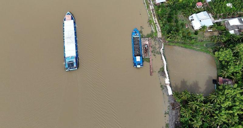 The reinforcement work is being carried out at the landslides and is expected to be completed on September 18. Photo: Hoang Loc