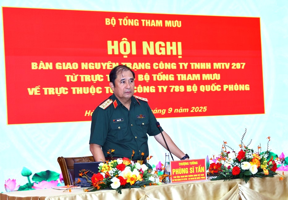 Phung Si Tan 상장이 총참모부 직속에서 국방부 산하 789광 회사 직속으로 207 회사를 원상태로 이관하는 회의에서 연설하고 있습니다. 사진: 국방부