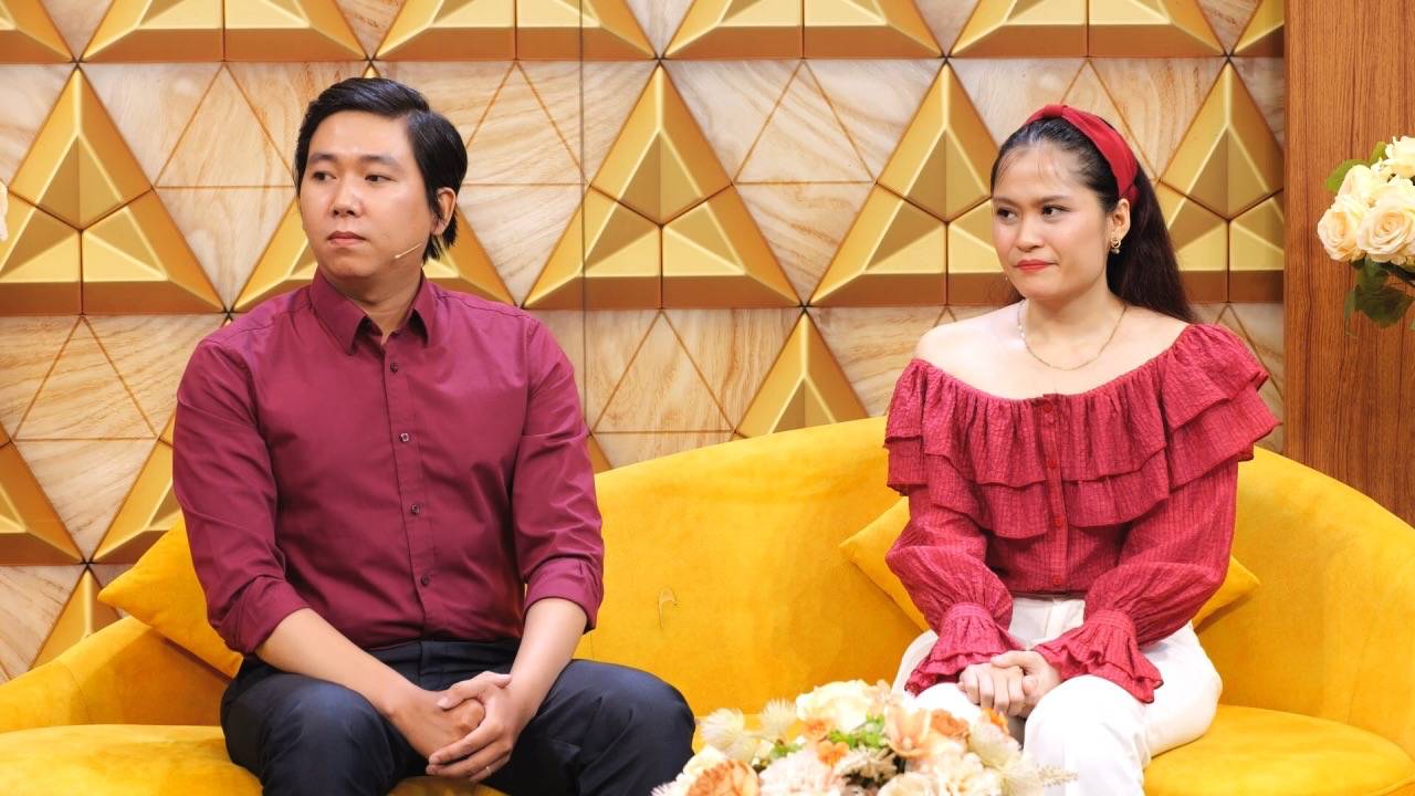 番組「Thuan vo thuan chong」での Tuyet Mai 夫妻。写真:ジェット提供