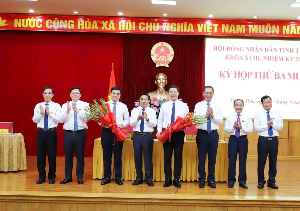 Thuong truc HDND tinh Thanh Hoa tang hoa chuc mung 2 tan Pho Bi thu Tinh uy Thanh Hoa. Anh: Minh Hieu