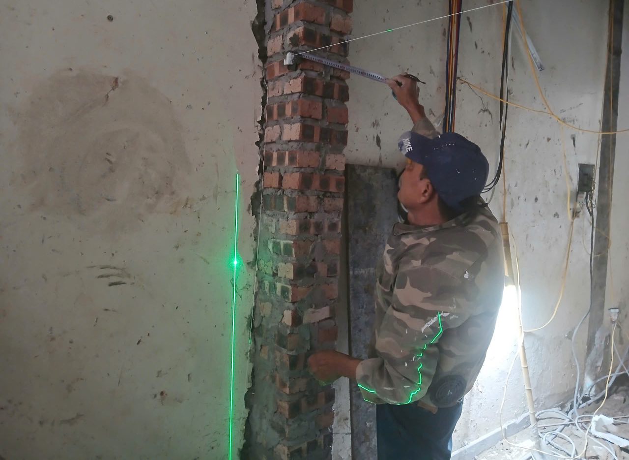 Mr. Nguyen Van Tu - a construction worker with 25 years of experience, is directly constructing a high-rise house in Phu Dien ward. Photo: Thanh Nhan