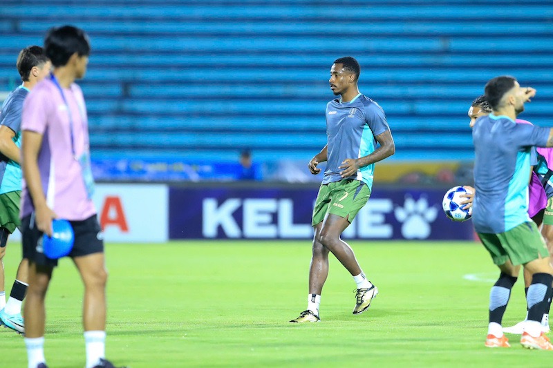 Cac cau thu Ratchaburi khoi dong truoc tran. Anh: Minh Dan