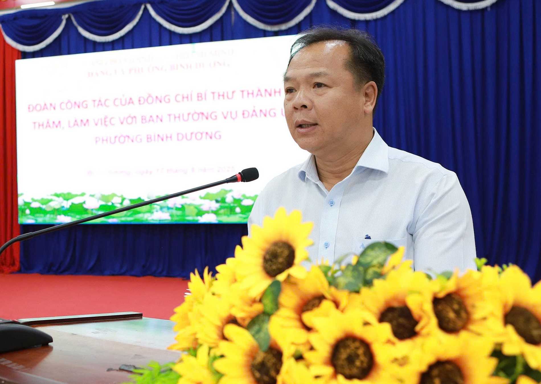 Bi thu Dang uy, Chu tich HDND phuong Binh Duong Nguyen Van Dong phat bieu tai buoi lam viec.  Anh: Binh Duong