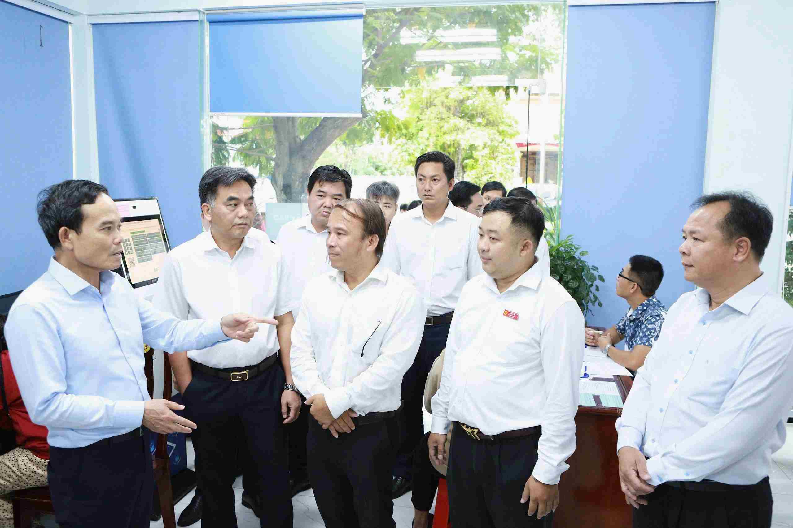 Bi thu Thanh uy TPHCM Tran Luu Quang (bia trai) khao sat Trung tam phuc vu hanh chinh cong phuong Binh Duong.  Anh: Binh Duong