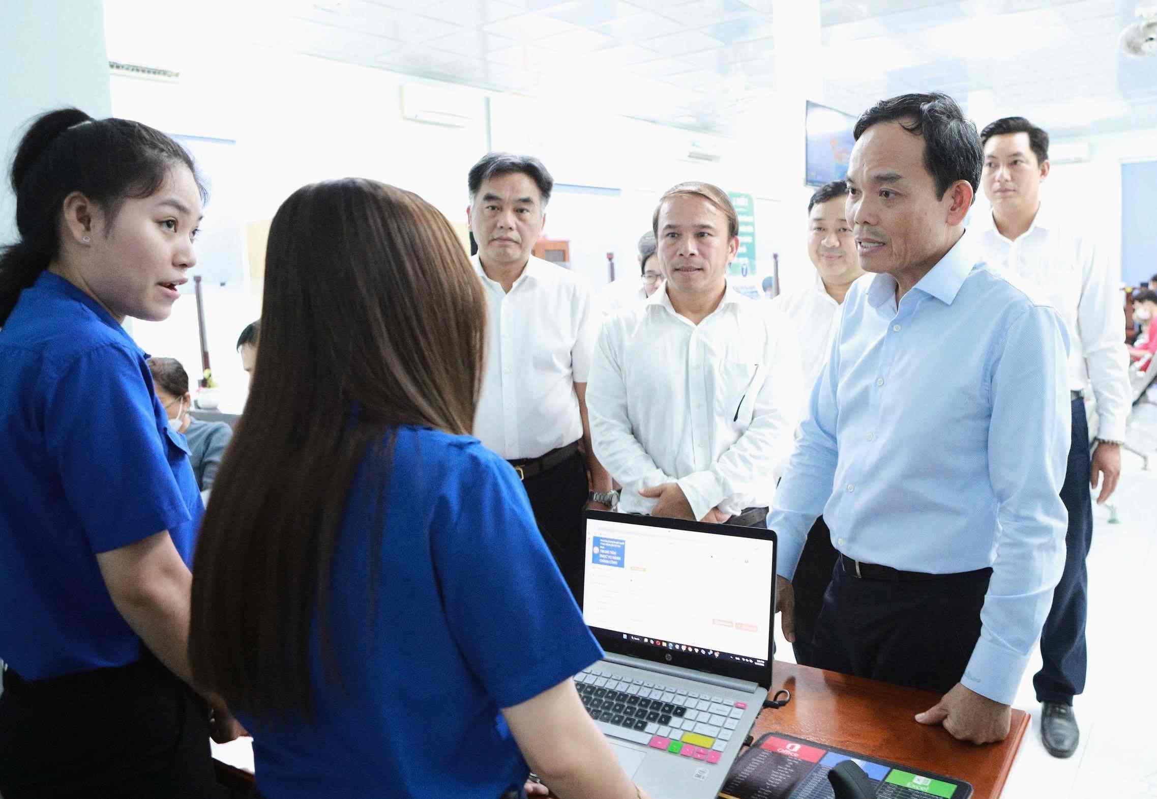 Ho Chi Minh City Party Secretary Tran Luu Quang visited the delegation at Binh Duong Public Administration Center. Photo: Binh Duong
