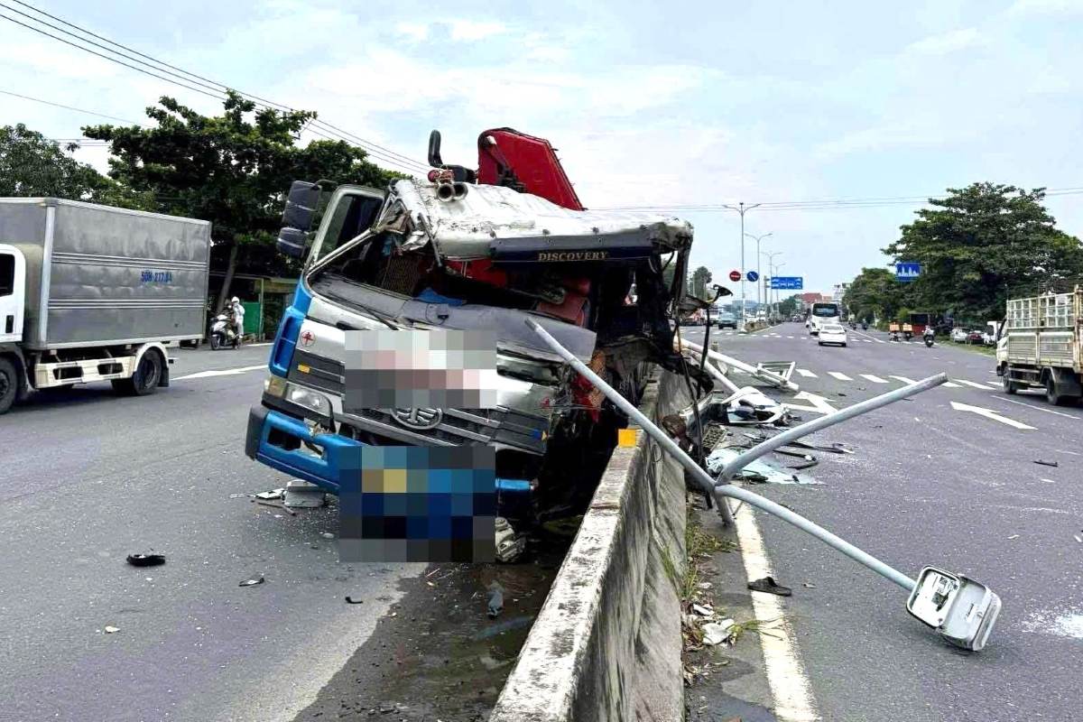The scene of the tractor-trailer hitting the median strip. Photo: Ha Cam