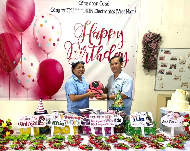Le syndicat de base de Tokin Electronics Vietnam Co. Ltd. organise un anniversaire pour les membres du syndicat et les employes. Photo : Phan Toi Tho Hiep