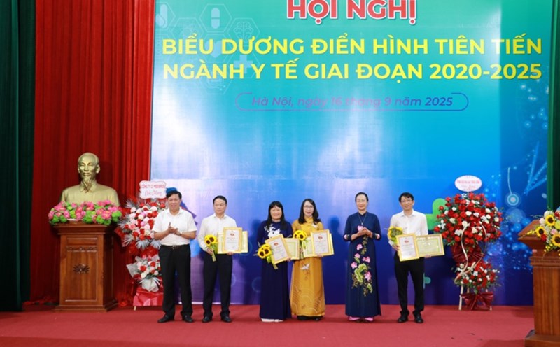 Mr. Do Xuan Tuyen - Deputy Minister of Health and Ms. Pham Thanh Binh - President of the Vietnam Health Trade Union awarded certificates of merit and certificates to 4 typical collectives in emulation movements. Photo: Xuan Bach