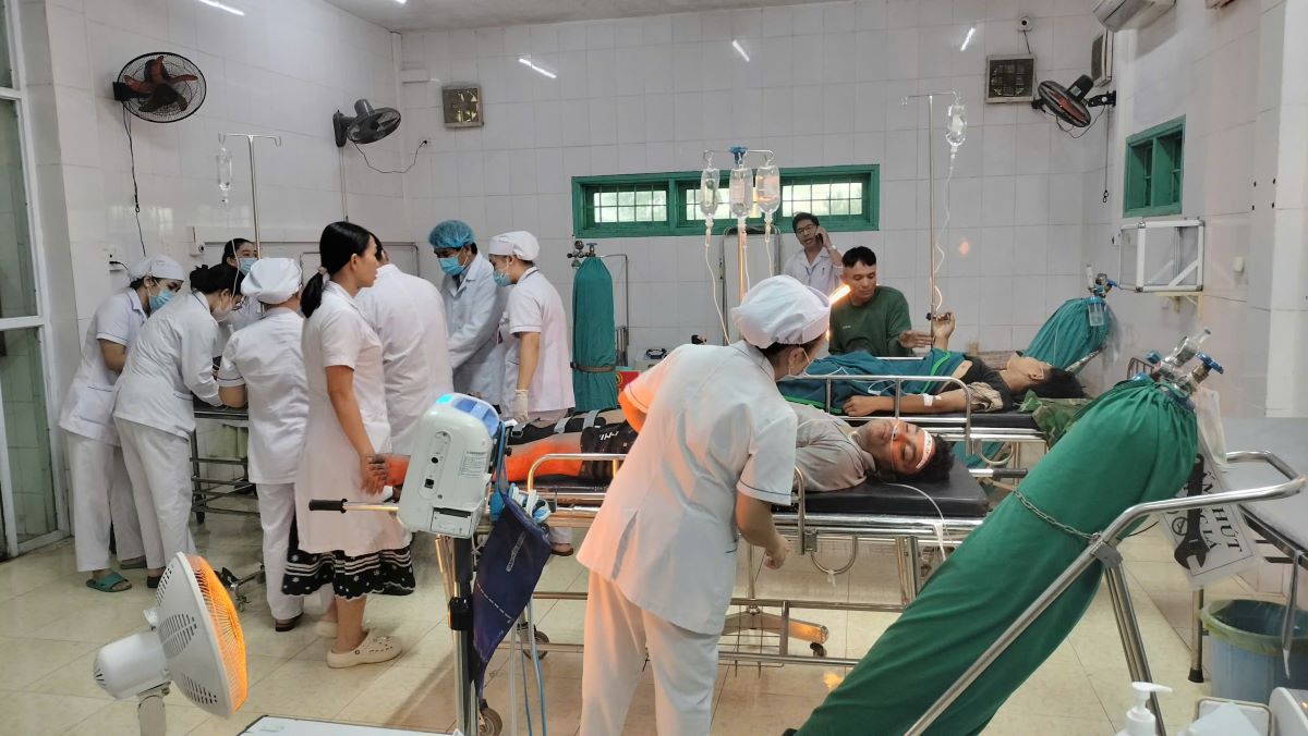 Y bac si Benh vien Da khoa khu vuc Huong Hoa cuu chua cho benh nhan lien quan vu tai nan giao thong. Anh: Han Nguyen