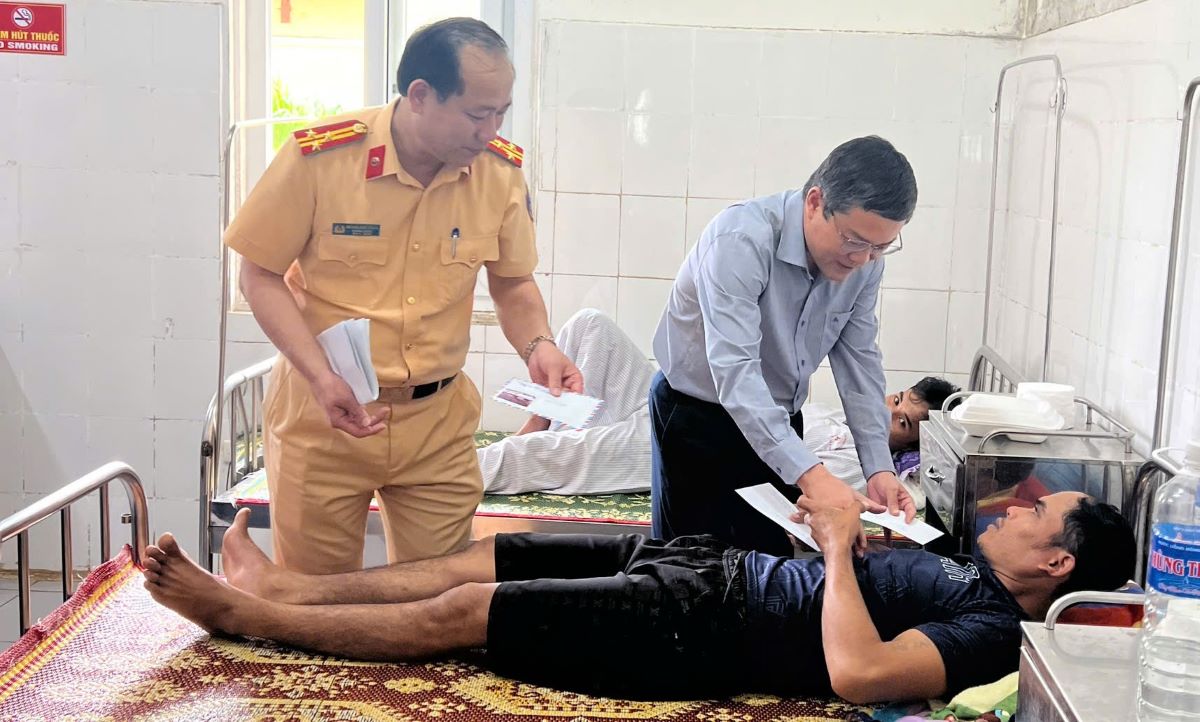 Lanh dao tinh Quang Tri va Phong Canh sat Giao thong Cong an tinh Quang Tri tham hoi, dong vien nan nhan vu tai nan dang dieu tri tai benh vien. Anh: Han Nguyen