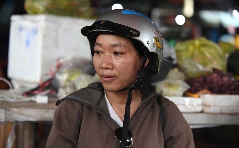 Ms. Doan Thi Thuong witnessed the accident, and was still shocked when recounting it. Photo: Han Nguyen