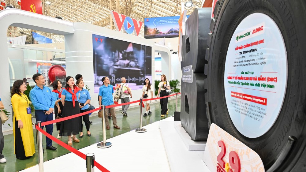Le syndicat commercial du Vietnam a l'exposition nationale "80 ans d'independance - Freedom - Happiness". Photo: thao nga