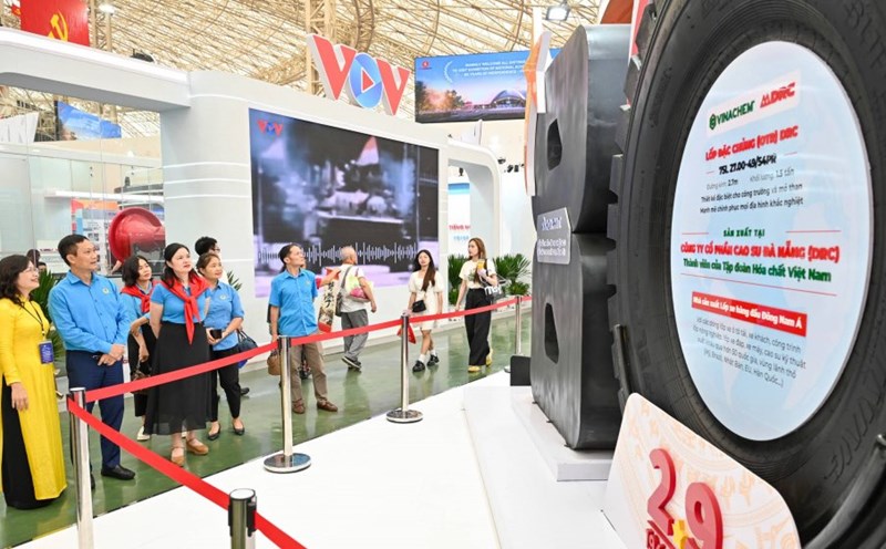The Vietnam Trade Union delegation at the National Exhibition "80 years of independence - freedom - Happiness". Photo: Thao Nga