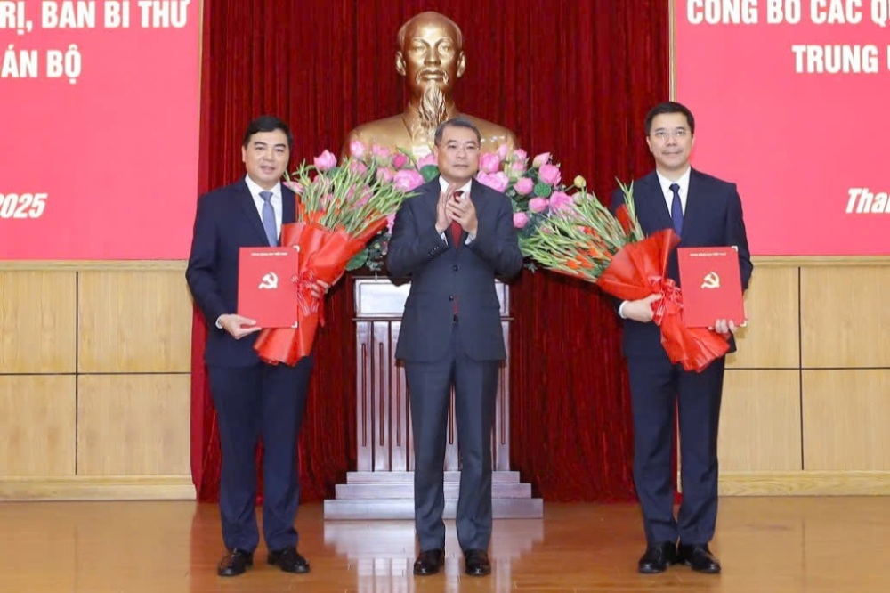 Head of the Central Organizing Committee Le Minh Hung presented the Politburo's decision, the Secretariat's transfer and appointment of Deputy Secretaries of the Thanh Hoa Provincial Party Committee to Mr. Nguyen Hoai Anh and Mr. Nguyen Hong Phong (right). Photo: thanhhoa.gov.vn