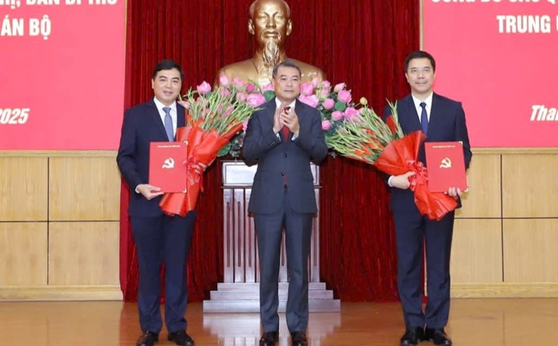 Head of the Central Organizing Committee Le Minh Hung presented the Politburo's decision, the Secretariat's transfer and appointment of Deputy Secretaries of the Thanh Hoa Provincial Party Committee to Mr. Nguyen Hoai Anh and Mr. Nguyen Hong Phong (right). Photo: thanhhoa.gov.vn