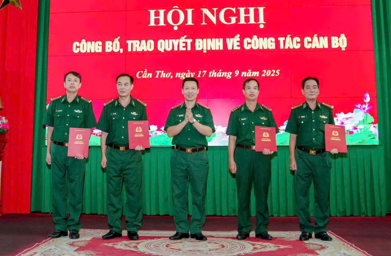 Dai ta Pham Le Xuan Binh, Chi huy truong BDBP TP Can Tho trao quyet dinh nang luong, thang quan ham chinh sach cho 4 can bo nghi huu truoc han tuoi. Anh: Van Long