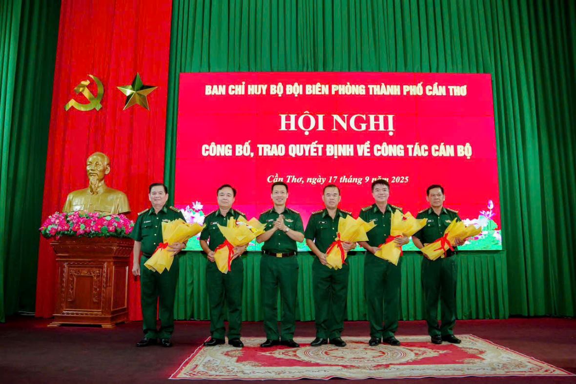 Dai ta Pham Le Xuan Binh, Chi huy truong BDBP TP Can Tho tang hoa chuc mung cac dong chi Nguyen thu truong Bo chi huy BDBP Soc Trang nay la BDBP TP Can Tho. Anh: Van Long
