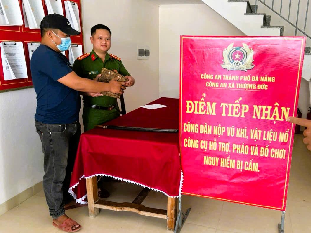 人々は490個の弾丸を渡し、ダナンで自家製を作りました。写真：ダナン市警察