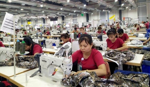 De nombreux membres du syndicat et ouvriers de Quang Ngai ont besoin d'emprunter des capitaux pour developper la production elargir l'economie des menages... Photo : Quoc Chinh