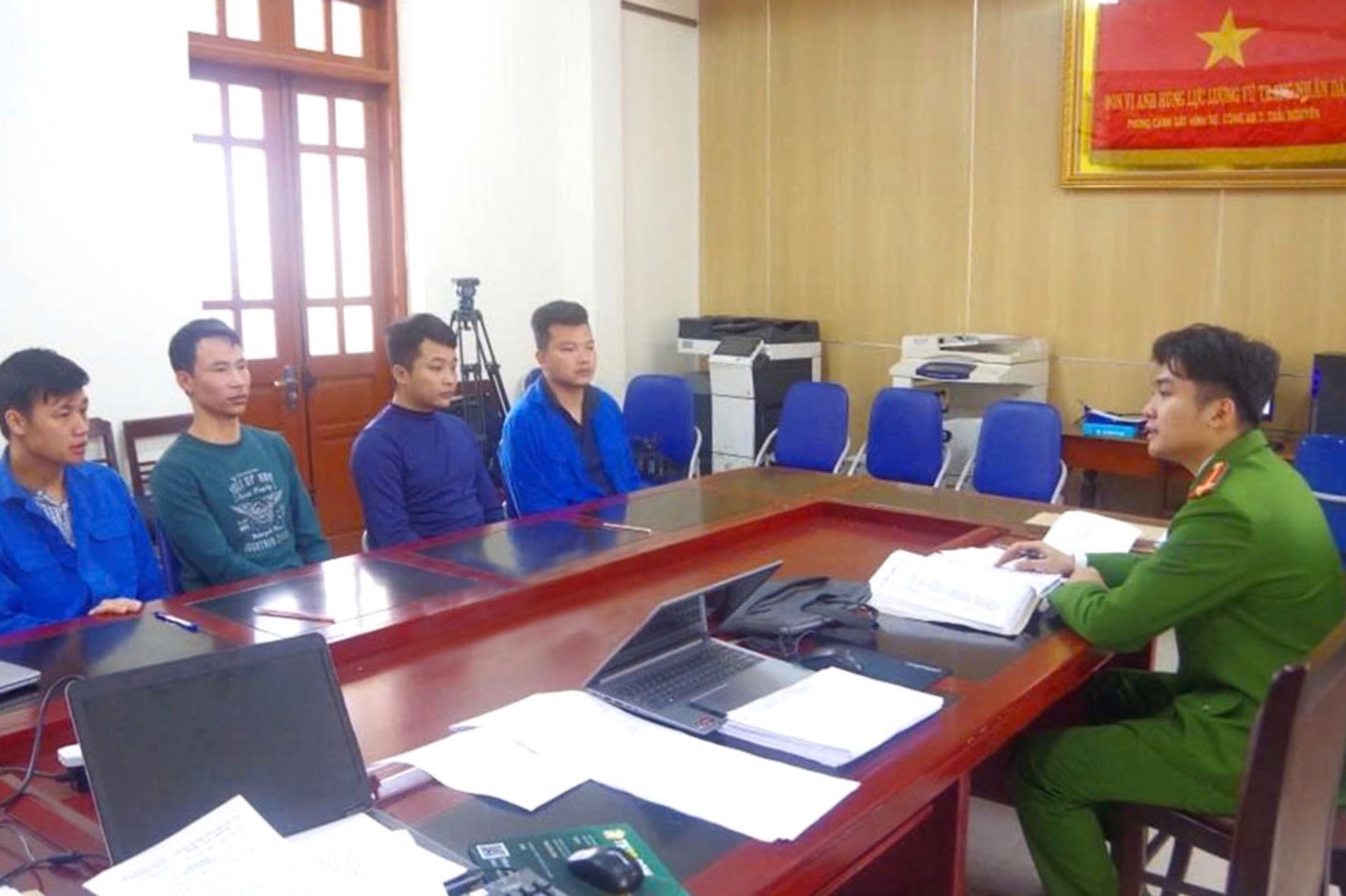 Công an tỉnh Thái Nguyên lấy lời khai của Nguyễn Văn Hải và đồng bọn. Ảnh: Công an tỉnh Thái Nguyên.