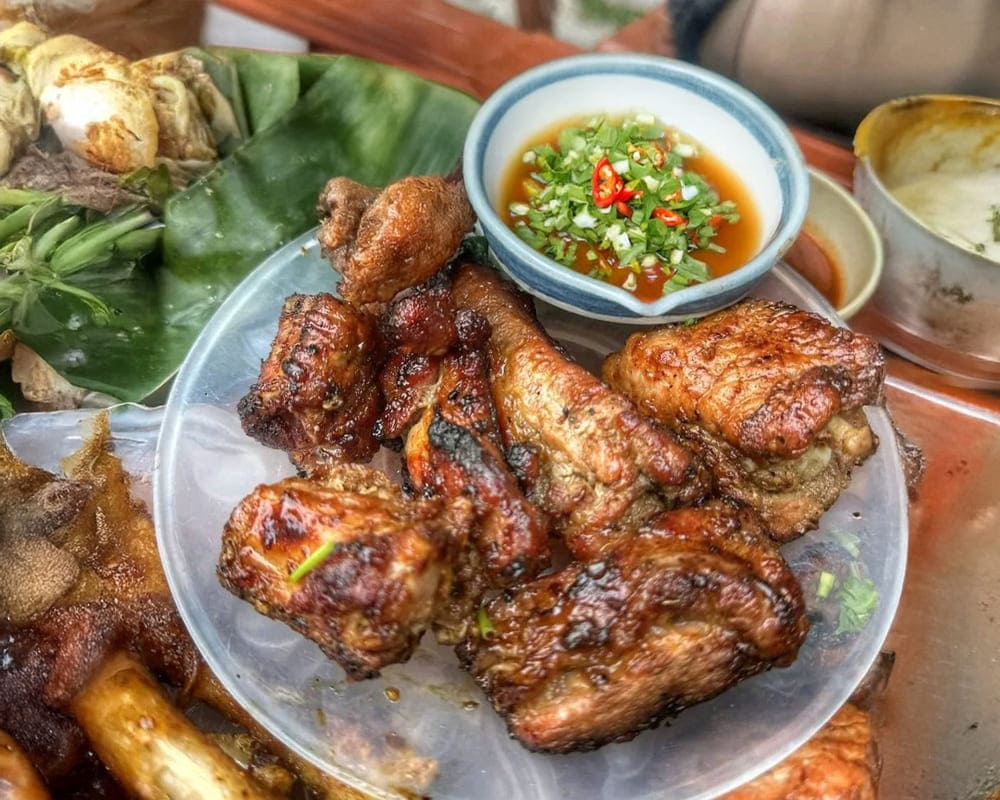 Grilled ribs with spicy tamarind sauce are suitable for family meals on cold days. Photo: Tuan Dat