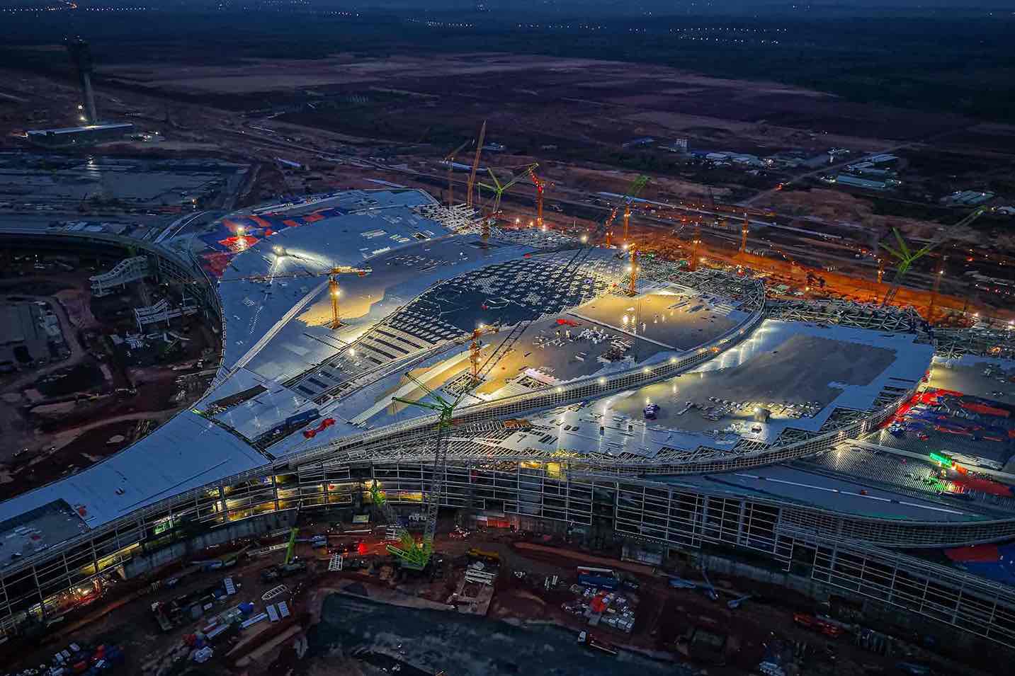Overview of the Long Thanh airport passenger terminal under construction at night. Photo: ACV