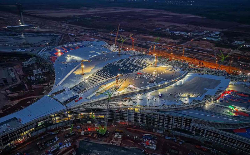 Overview of the Long Thanh airport passenger terminal under construction at night. Photo: ACV