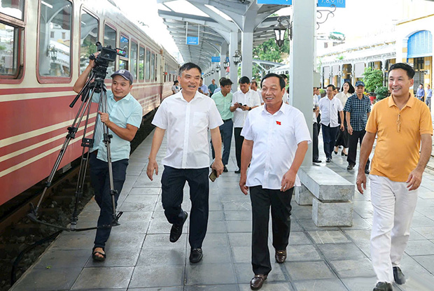 Le secretaire adjoint du Comite municipal du Parti et president du Conseil populaire de la ville Le Van Hieu inspecte a la gare de Hai Phong. Photo : Portail TTDT Hai Phong