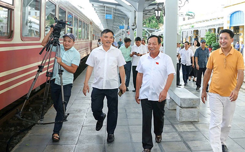 Deputy Secretary of the City Party Committee, Chairman of the City People's Council Le Van Hieu inspected Hai Phong Station. Photo: Hai Phong Portal