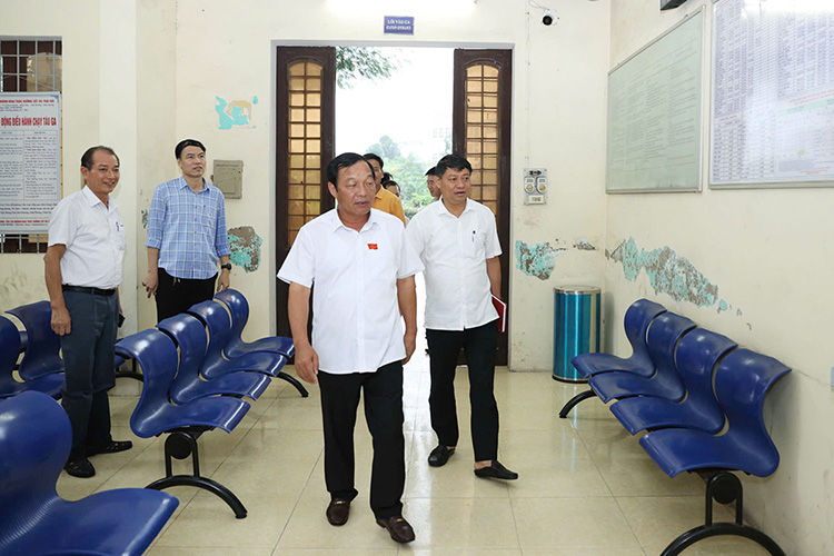 Pho Bi thu Thanh uy, Chu tich HDND thanh pho Le Van Hieu kiem tra tai ga Thuong Ly. Anh: Cong TTDT Hai Phong