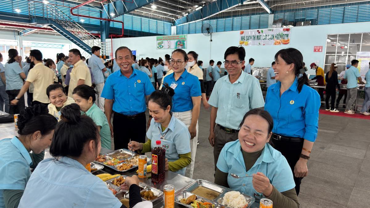Bua com Cong doan tai cong ty san xuat giay o Lam Dong. Anh: Duy Tuan