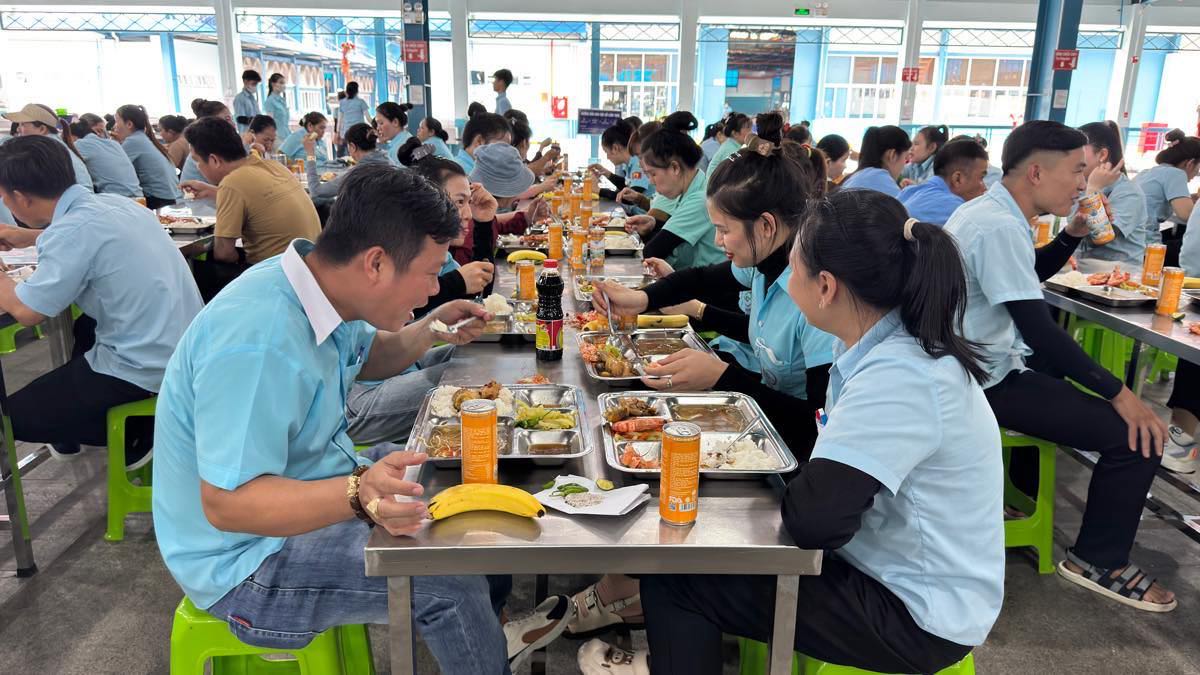 Am ap Bua com Cong doan cung dong nghiep. Anh: Duy Tuan