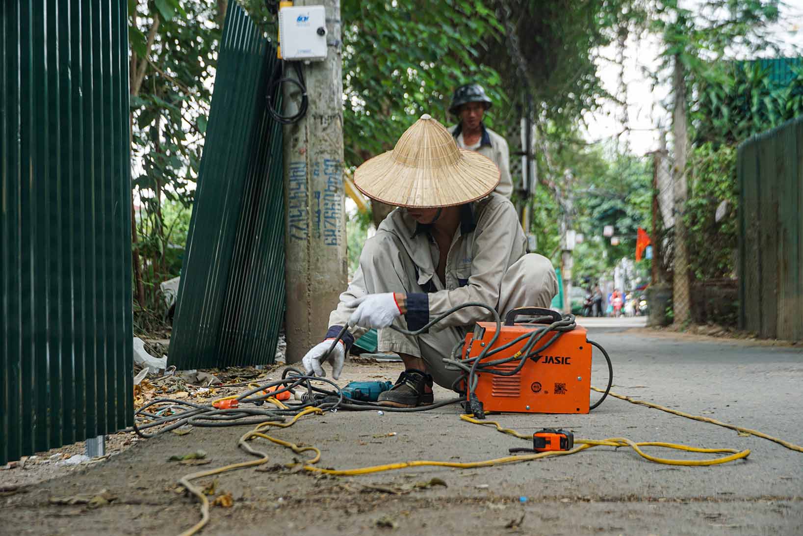 Luc luong chuc nang lap rao chan ngan do trom rac xuong muong ngo 39 Tu Lien. Anh: Huu Vu