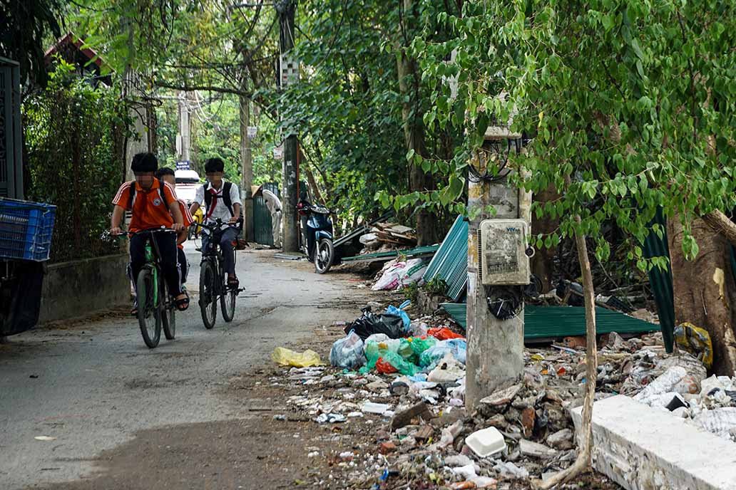Ngo 39 Tu Lien ngap rac, o nhiem. Anh: Huu Vu
