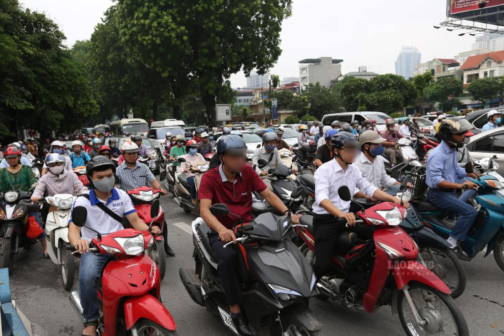 Phó Thủ tướng Chính phủ Trần Hồng Hà yêu cầu Hà Nội và TPHCM cần công bố sớm lộ trình chuyển đổi sang phương tiện giao thông xanh. Ảnh: Hải Nguyễn