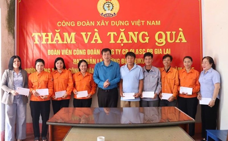 Mr. Pham Hoai Phuong - Chairman of the Vietnam Construction Trade Union (5th, from left) - presented support to union members in difficult circumstances. Photo: Vietnam Construction Trade Union
