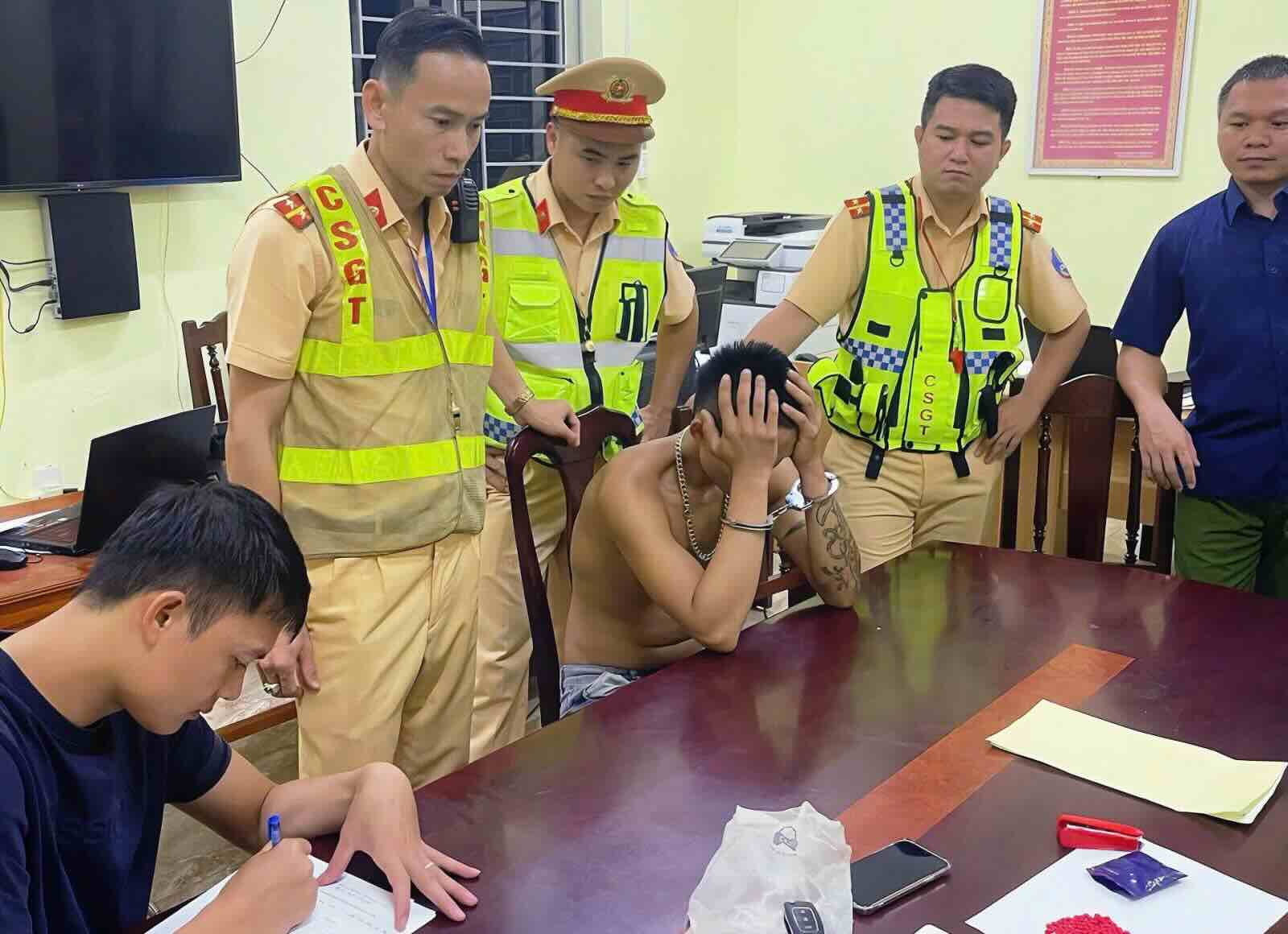 While on bail awaiting trial, a man in Thanh Hoa was arrested for drug possession. Photo: Thanh Hoa Provincial Police