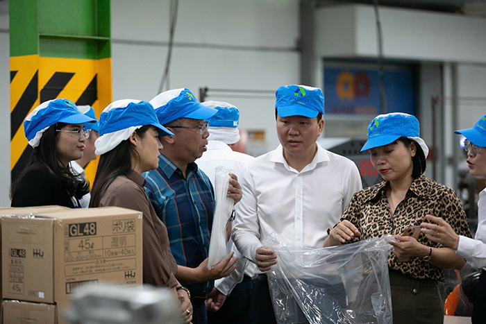 La delegation de surveillance visite l'usine de production de la societe par actions An Phat Xanh Plastic. Photo : Cong TTDT Hai Phong