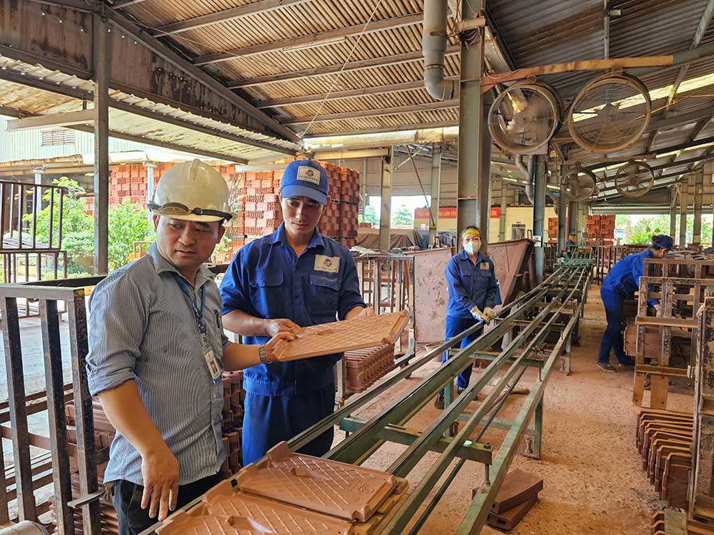 Mr. Vu Luong Hung (left) is one of 10 union members of Dat Viet Brick and Tile Joint Stock Company honored to receive the Ho Chi Minh Award from the State in the field of Science - Technology. Photo: Doan Hung