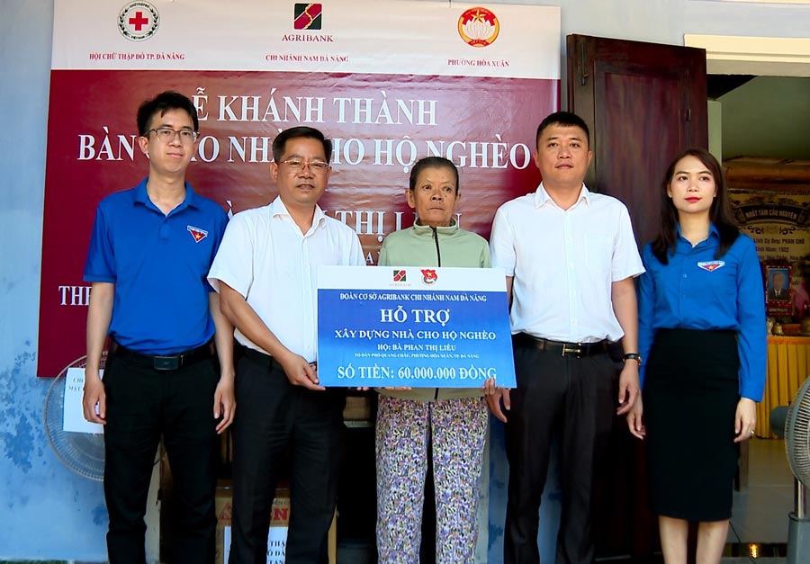 La Croix-Rouge de la ville de Da Nang a coopere avec les unites pour organiser la remise de la maison au menage de Mme Phan Thi Lieu (quartier de Hoa Xuan). Photo : Croix-Rouge de la ville de Da Nang