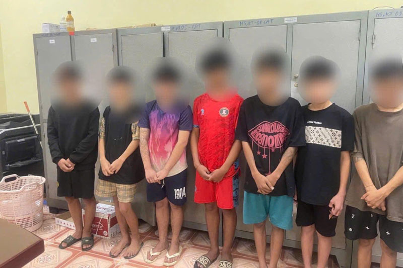 Nhóm thiếu niên xã Văn Bàn nói ném chai bia thủy tinh ra đường để tạo tiếng nổ cho vui. Ảnh: Công an xã Văn Bàn