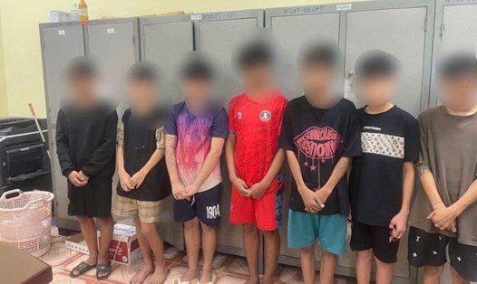 Nhóm thiếu niên xã Văn Bàn nói ném chai bia thủy tinh ra đường để tạo tiếng nổ cho vui. Ảnh: Công an xã Văn Bàn