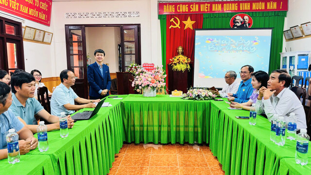 호꽁즈엉 람동성 노동총연맹 상임 부위원장은 노동조합이 현재 산림 보호 사업에 대한 책임감을 높이기 위해 조합원 노동자에 대한 정치 사상 교육 사업을 잘 수행할 것을 제안했습니다. 사진: Duc Lam