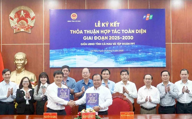Vice Chairman of Ca Mau Provincial People's Committee Nguyen Minh Luan and General Director of FPT Corporation Nguyen Van Hoa signed a cooperation agreement. Photo: Nhat Ho