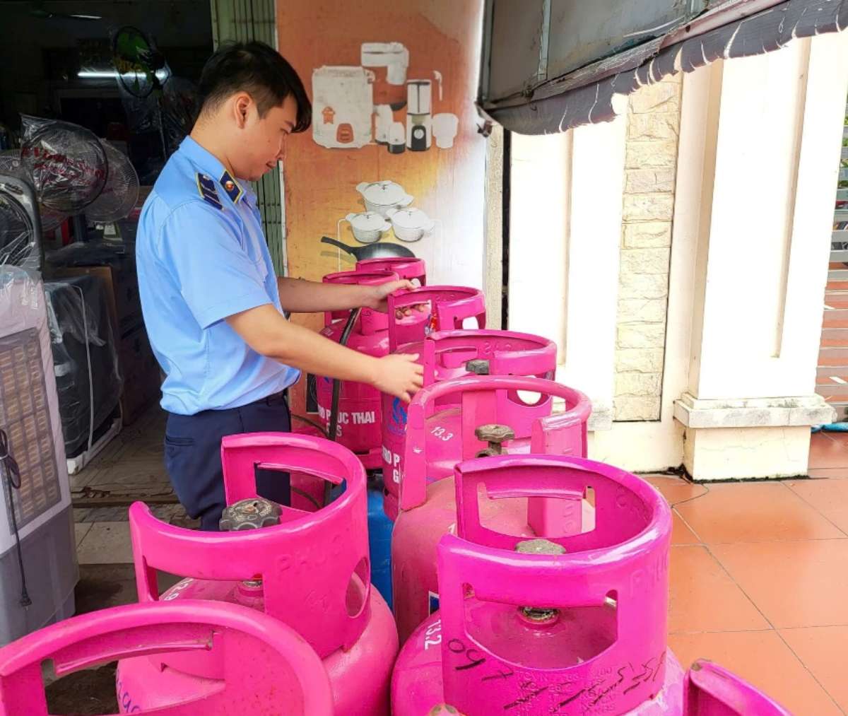 Controleur de marche de l'equipe QLTT n° 9 inspecte un etablissement commercial de GPL. Photo : Departement QLTT de la province de Ninh Binh