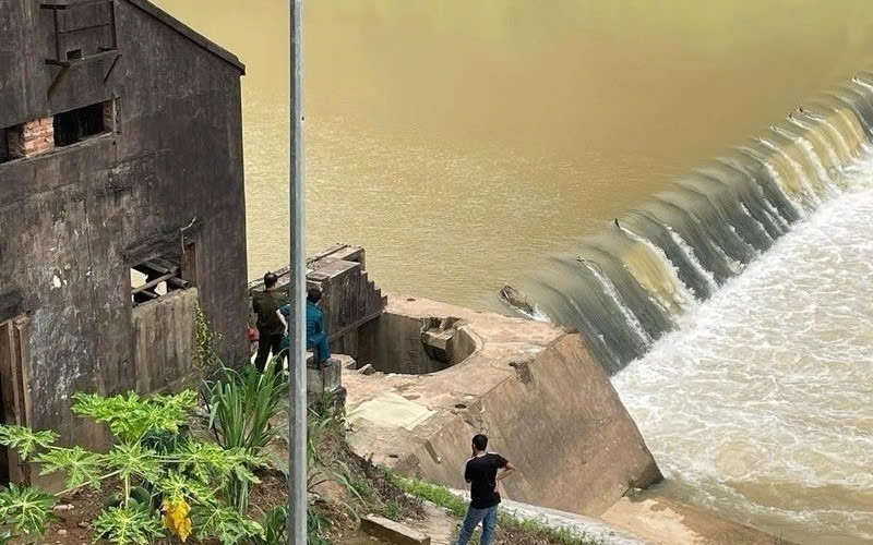 Un corps d'homme vient d'etre decouvert sur la riviere Ky Cung. Photo : Fournie par les habitants