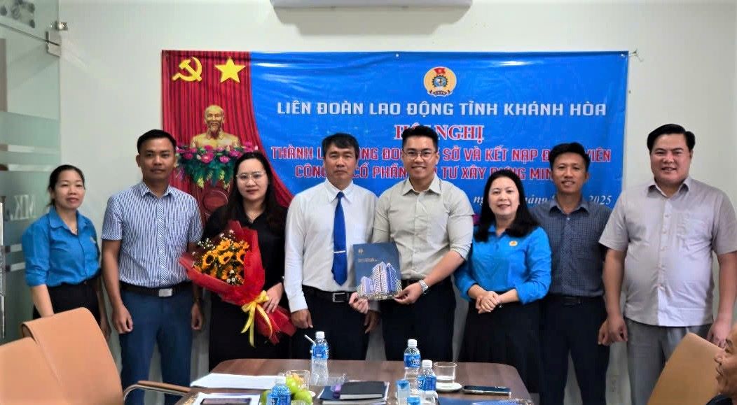 Khanh Hoa 지방 노동 연맹은 Minh An 건설 투자 주식회사 노동조합 설립 결정을 수여했습니다. 사진: Nguyen Van