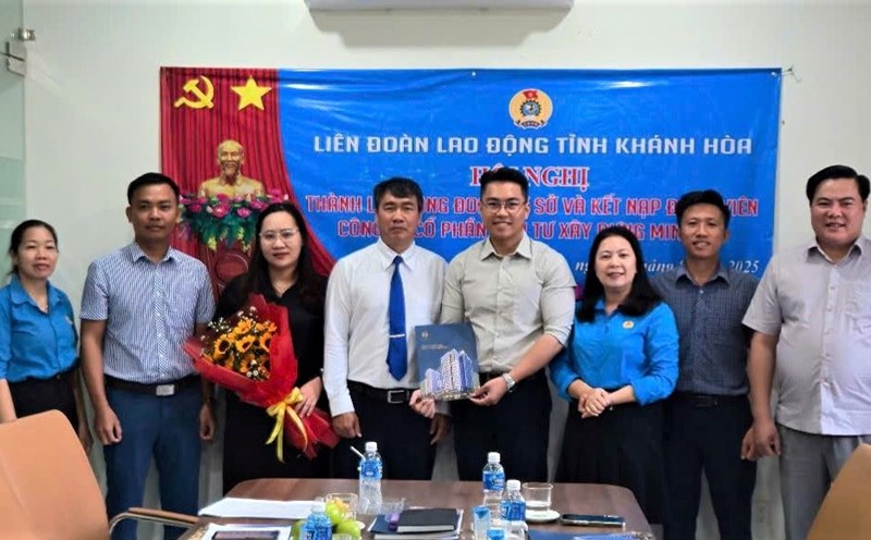 Khanh Hoa Provincial Labor Federation presented the decision to establish a grassroots trade union of Minh An Construction Investment Joint Stock Company. Photo: Nguyen Van