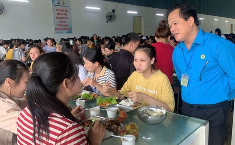 Mr. Le Minh Nhan - Chairman of the Hue City Labor Federation visited and encouraged workers at the warm "Union Meal". Photo: Nha Phuong