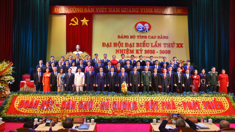 Ban Chap hanh Dang bo tinh khoa XX ra mat Dai hoi. Anh: Khanh Duy